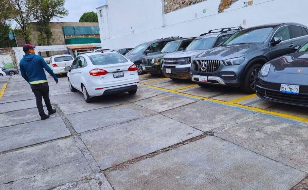Cobros indebidos, robo de pertenencias, daño a vehículos y tratos prepotentes son comunes en los estacionamientos del centro de Puebla | Foto: Lilian C./ Google Maps