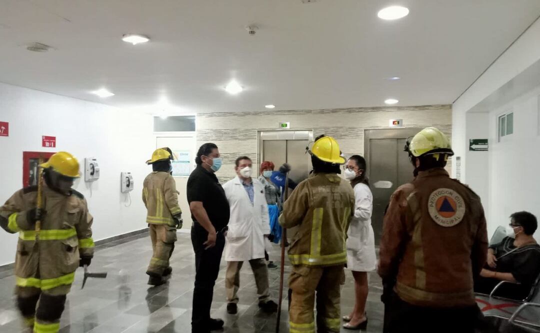 Personal de PC Municipal ha tenido que verificar el funcionamiento de los elevadores en el IMSS Puebla | Foto: PC Municipal