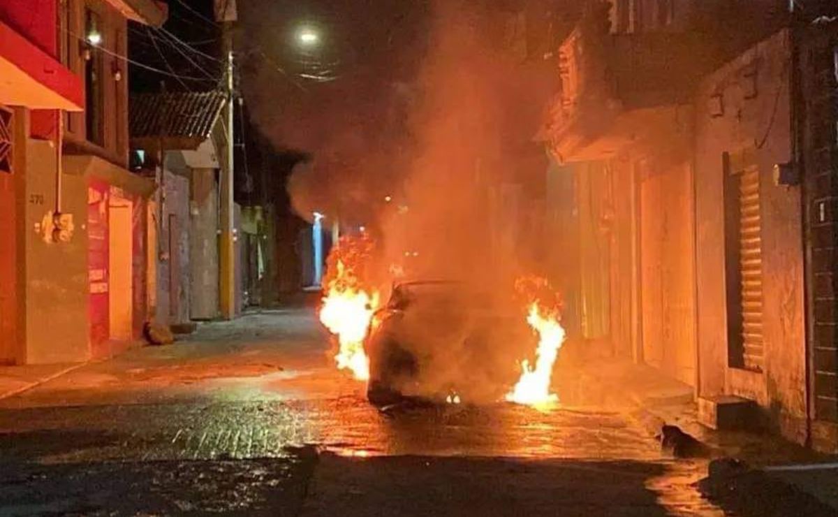Hallan vehículos calcinados con entre 4 y 7 cuerpos en Xonacatepec y la autopista Puebla-Orizaba