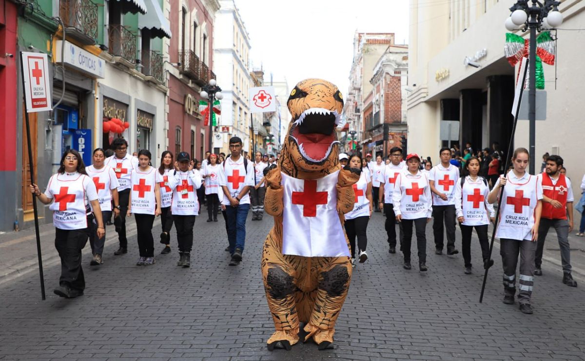 La Cruz Roja conmemoró el 105 aniversario de su fundación con un desfile en el centro de Puebla | Foto: Agencia Es Imagen para El Universal Puebla