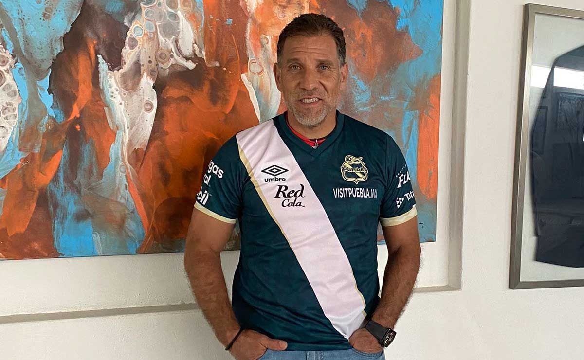 García Aspe presume su nueva camiseta del Club Puebla