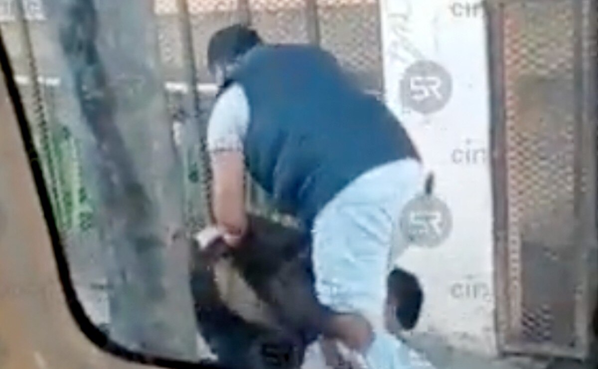 ¡Se están peleando! Pasajeros golpean a chofer ebrio que interrumpió recorrido