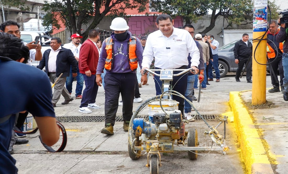 La faena comenzó con la pinta de guarniciones, marcó el inicio de un día de trabajo conjunto entre autoridades y ciudadanía | Foto: Gobierno del Estado