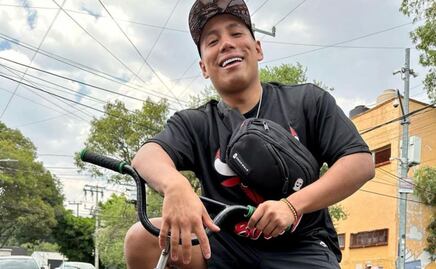 Yulay sube al área restringida del volcán Popocatépetl y le llueven críticas 