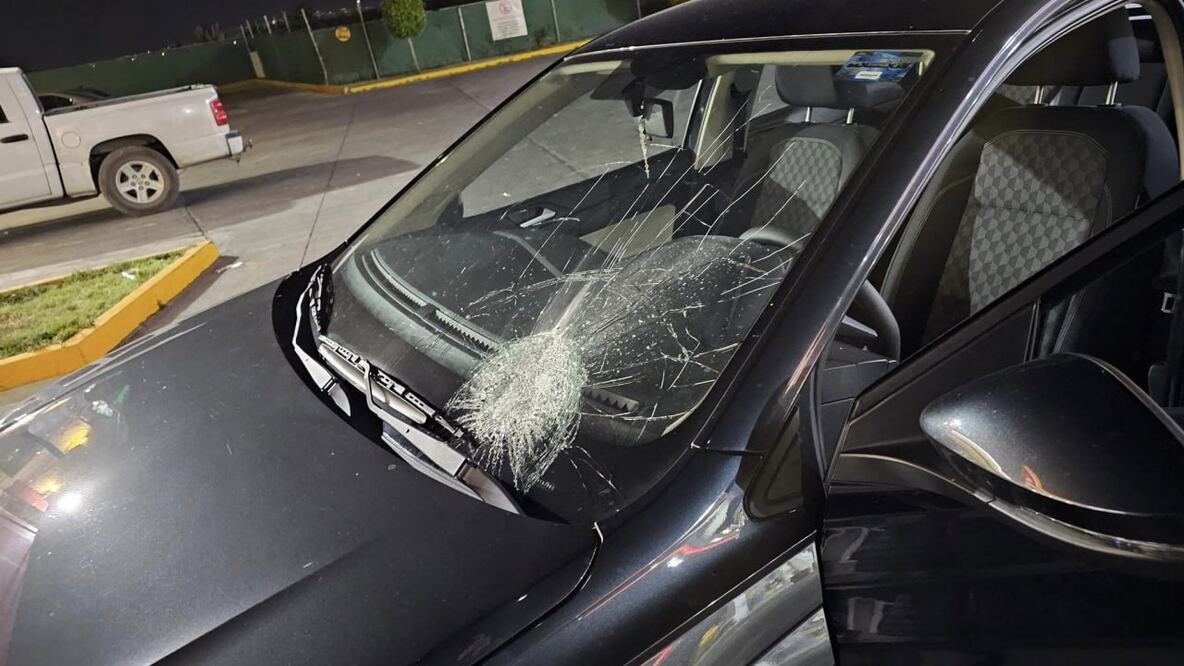 En redes sociales circulan denuncias por lanzamientos de piedras y objetos contra vehículos en Puebla | Foto: Facebook Alma Rodrigüez