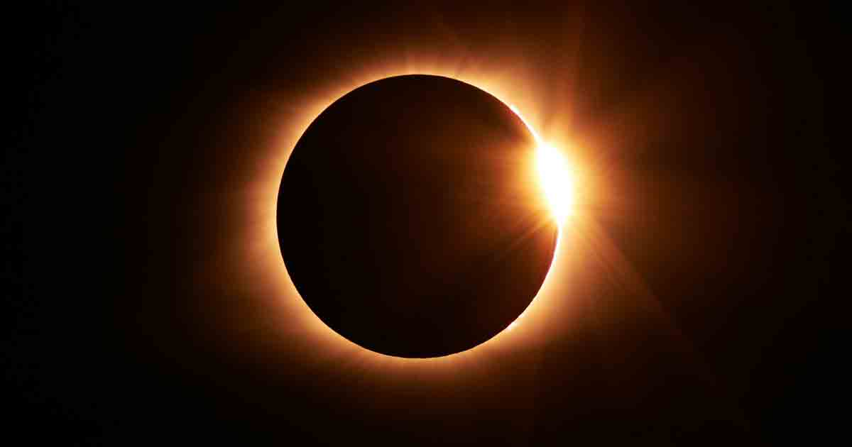Este ocurre cuando la Luna se encuentra en su punto más alejado de la Tierra, lo que impide que cubra completamente al Sol, resultando en un halo luminoso que rodea la sombra del satélite. 
Foto: Producción El Universal Puebla