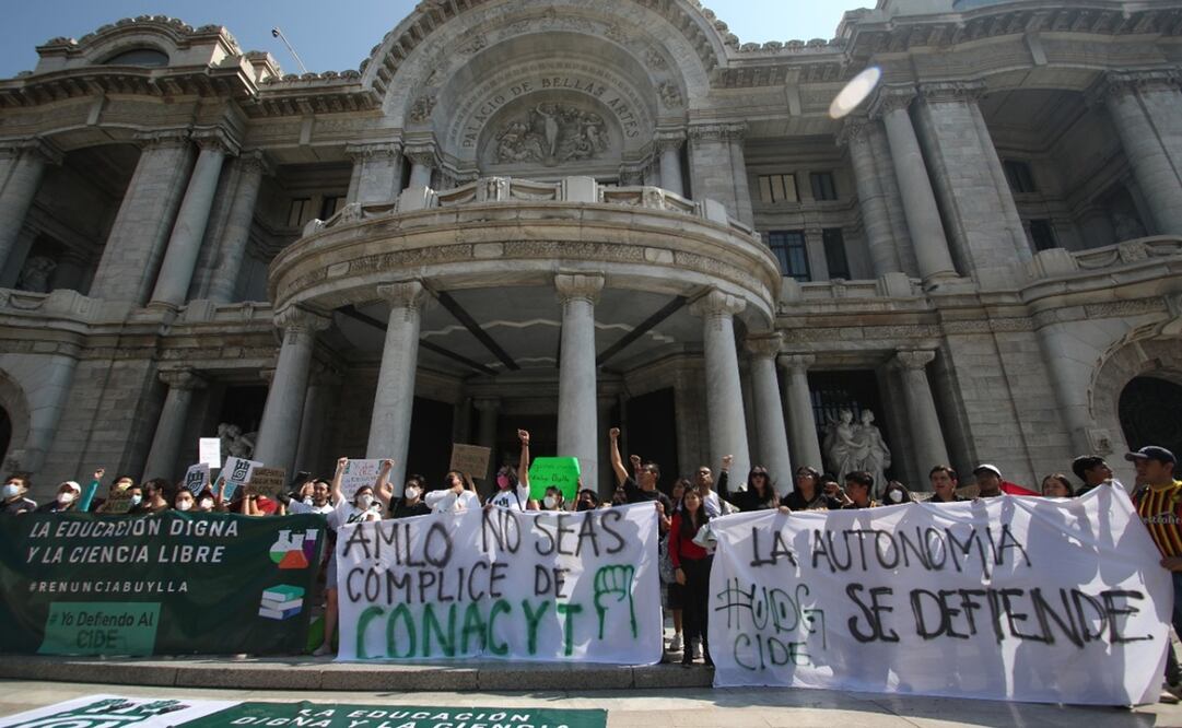 Comunidad CIDE se manifestó hoy, 4 de junio en el Palacio de Bellas Artes. Foto: Carlos Mejía/ El Universal