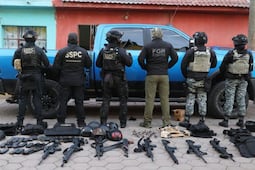 Dos fusiles Barret y otras 33 armas, el arsenal que tenía el alcalde de Esperanza