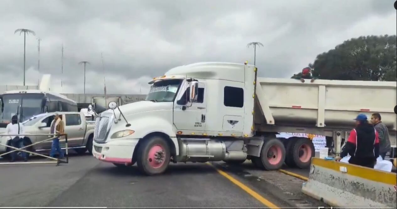 Los transportistas han dejado claro que no levantarán el bloqueo en la autopista México-Veracruz cerca de la caseta de Amozoc hasta que reciban una respuesta positiva por parte del gobierno federal. 

Foto: Producción El Universal Puebla