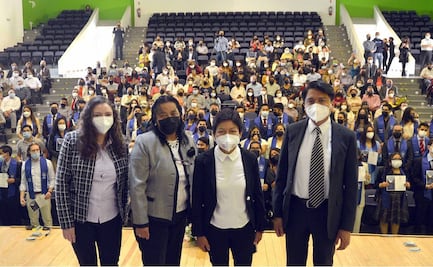 Lilia Cedillo preside ceremonia de graduación