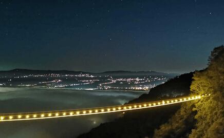 El puente colgante de Tlatlauquitepec ahora luce impresionante con iluminación 