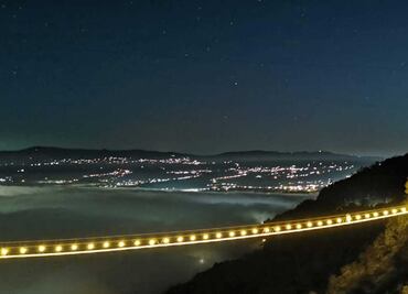 El puente colgante de Tlatlauquitepec ahora luce impresionante con iluminación