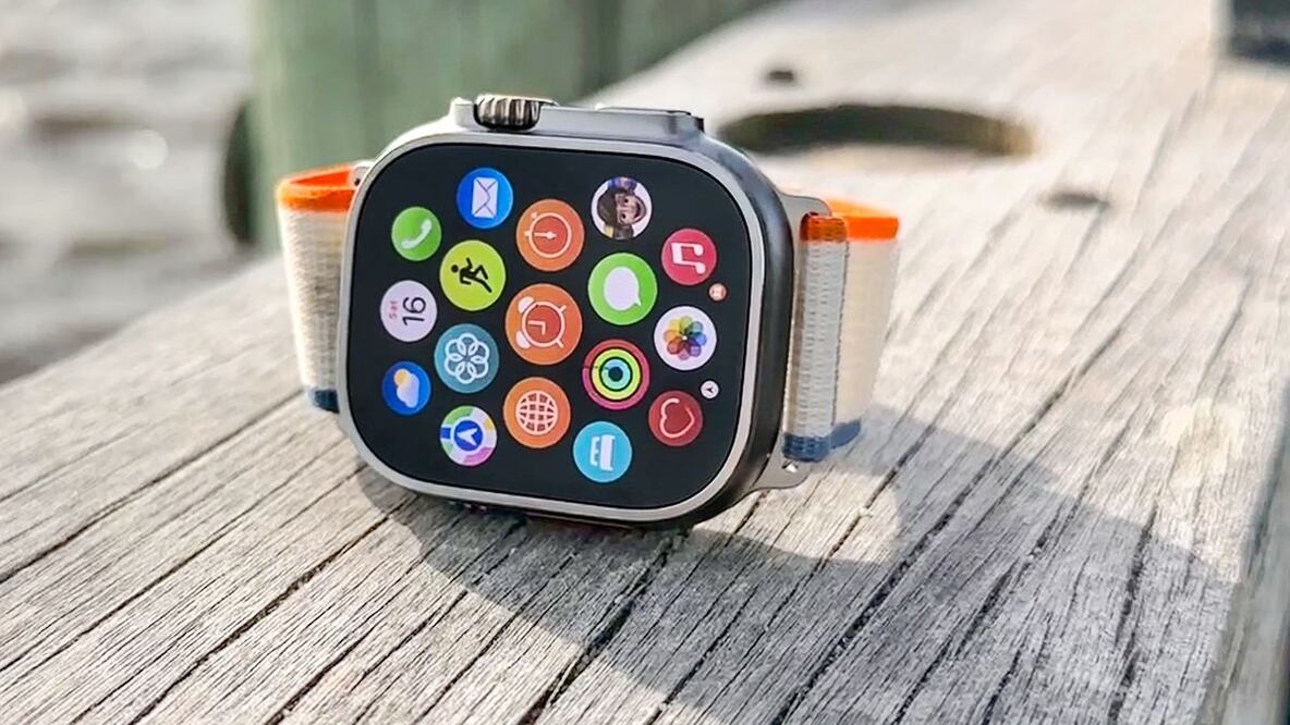 El mismo video del Apple Watch Ultra 3 sugiere la incorporación de un nuevo procesador, posiblemente el chip S10, que podría ofrecer mejoras en el rendimiento y la eficiencia energética.
Foto: Producción El Universal Puebla