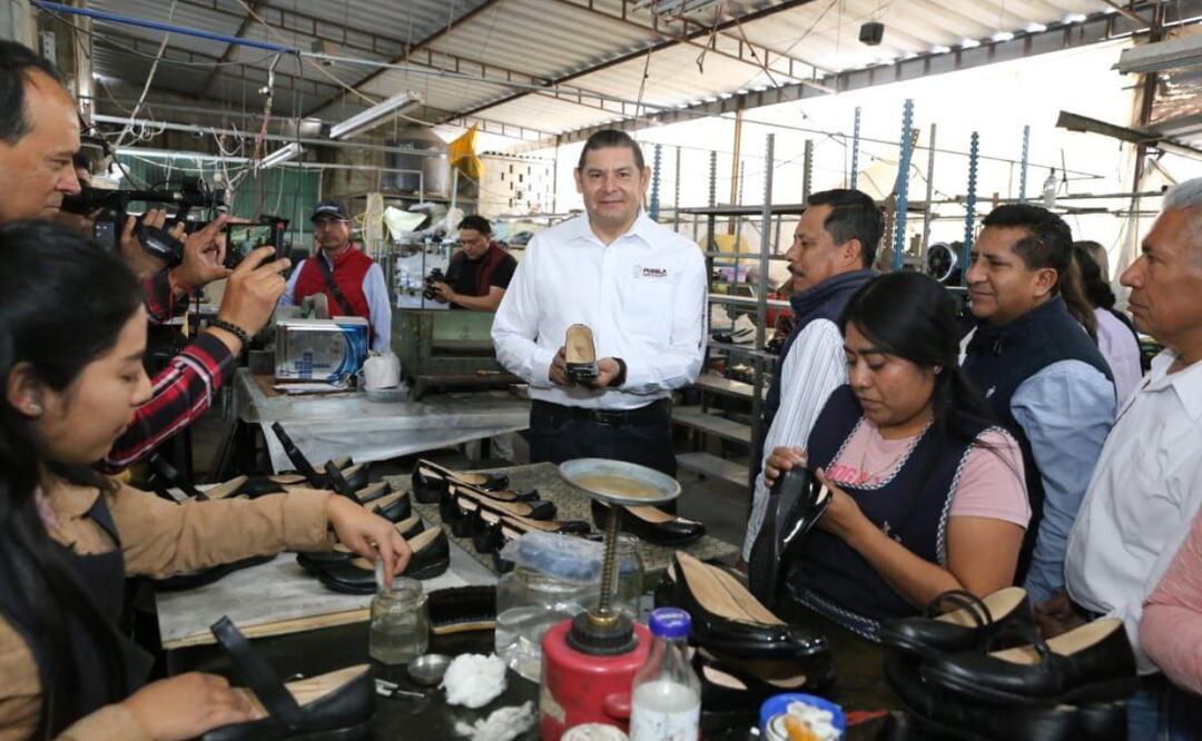 El gobernador de Puebla promueve tres centros de calzado; uno en Tehuacán, Tepeyahualco y en la capital I Foto: Gobierno del Estado