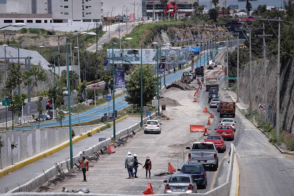 Según las autoridades, se estima que la construcción del distribuidor vial Periférico Ecológico-Vía Atlixcáyotl estará finalizada entre la última semana de agosto y la primera de septiembre. 
Foto: Producción El Universal Puebla