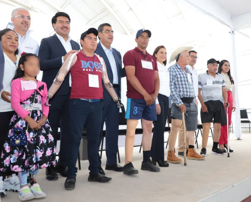 Sergio Salomón y Gaby Bonilla apoyaron a personas con discapacidad de 29 municipios | Foto: Gobierno del Estado de Puebla