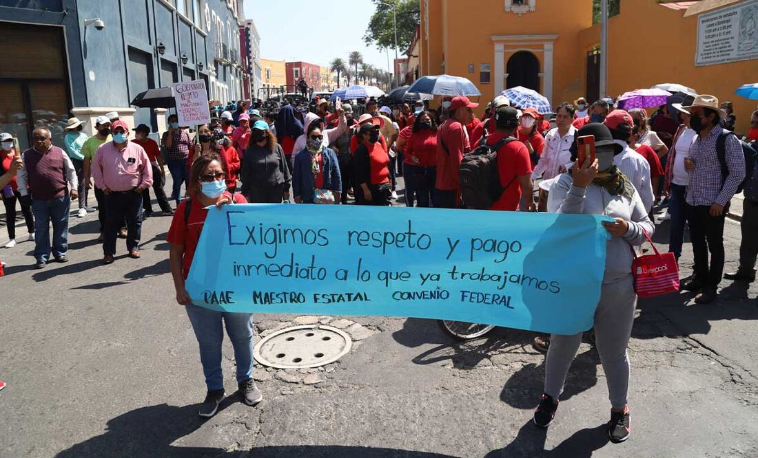 Los maestros se manifestaron el viernes pasado en Casa Aguayo | Foto: Agencia Es Imagen para El Universal Puebla
