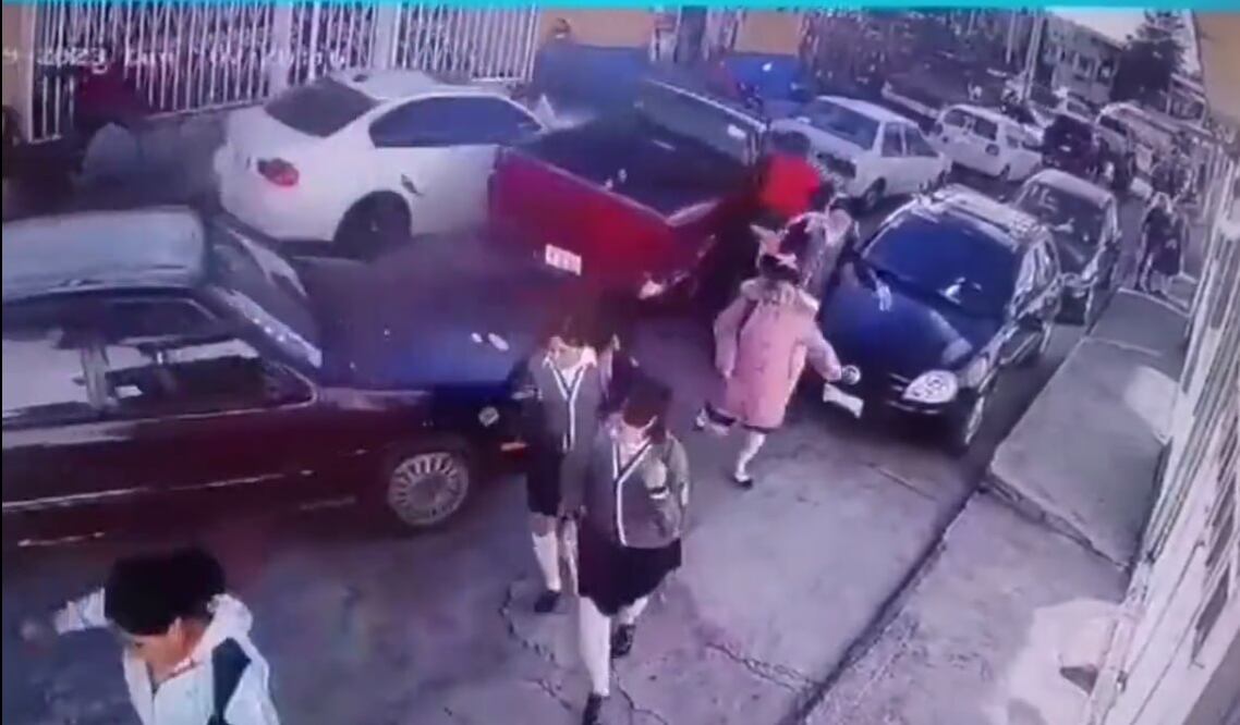 En video quedó grabado como un cafre provocó un aparatoso accidente afuera de una secundaria | Foto: Captura Redes Sociales