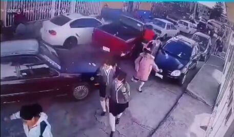 Cafre atropella a varios y provoca carambola afuera de escuela en Ciudad Serdán
