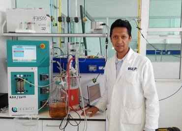 Científico de la BUAP investiga estrategias para producir consorcios microbianos en biorreactor