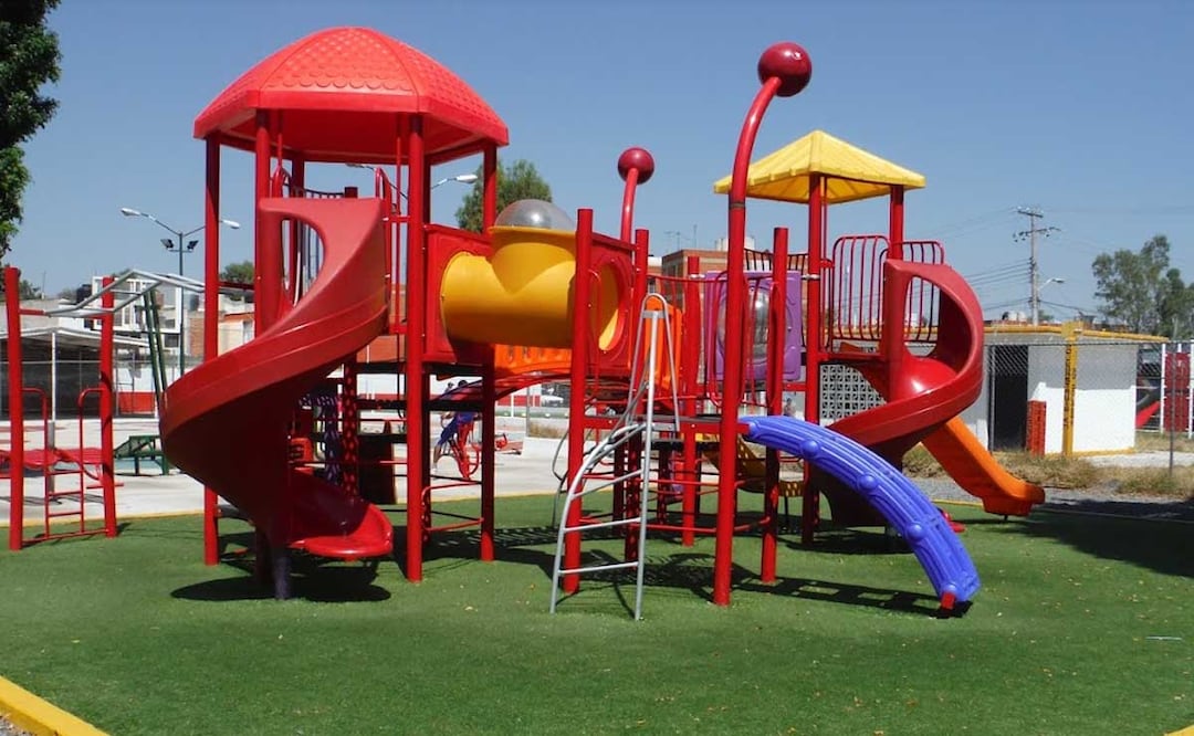 En la fábrica de Jumbo, manos poblanas construyen resbaladillas, sube y bajas, columpios y túneles para la diversión de los pequeños | Foto: Google Maps