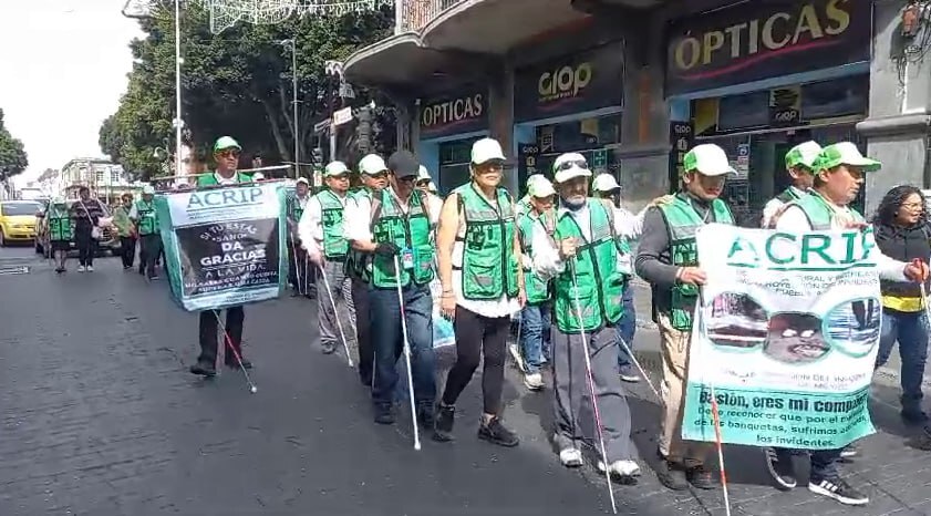 Integrantes de la Asociación Cultural de Invidentes se manifestaron en ciudad de Puebla | Foto: Captura EsImagen