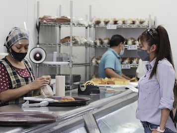 Sube pan de dulce un peso y torta 50 centavos 