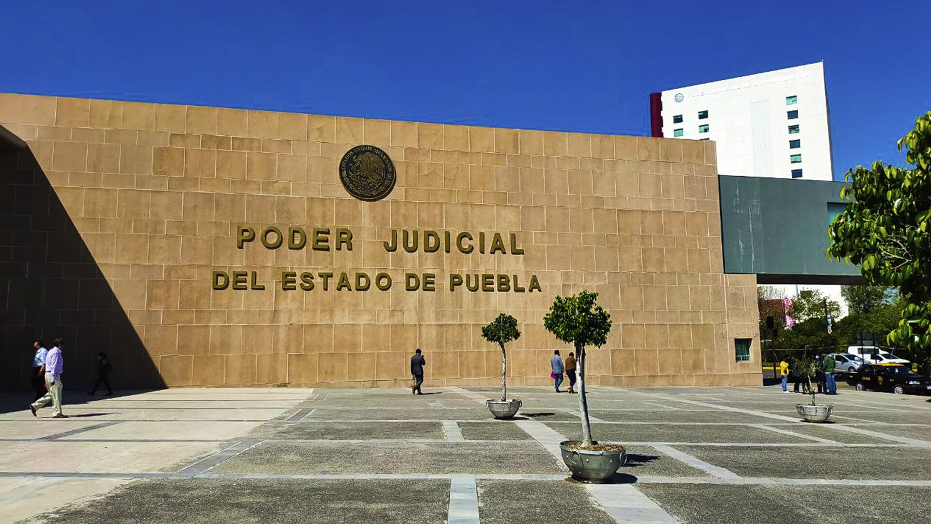 Este proceso de renovación es crucial para fortalecer el sistema de justicia en Puebla, ya que ofrece a los ciudadanos la oportunidad de involucrarse directamente en la elección de quienes ocuparán estos roles fundamentales.

Foto: Producción El Universal Puebla