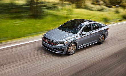 Jetta GLI poblano demuestra su poder frente a un Mustang EcoBoost