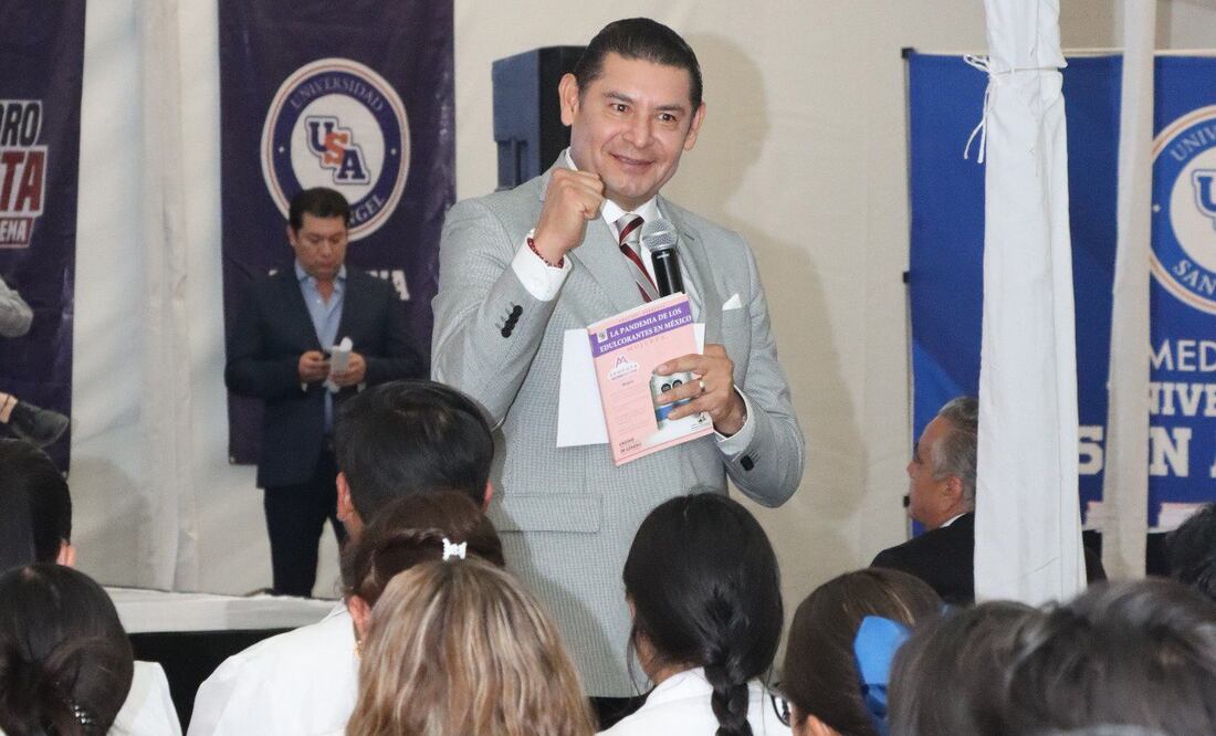 Alejandro Armenta publicó el libro “La pandemia de los edulcorantes en México” | Foto: Especial