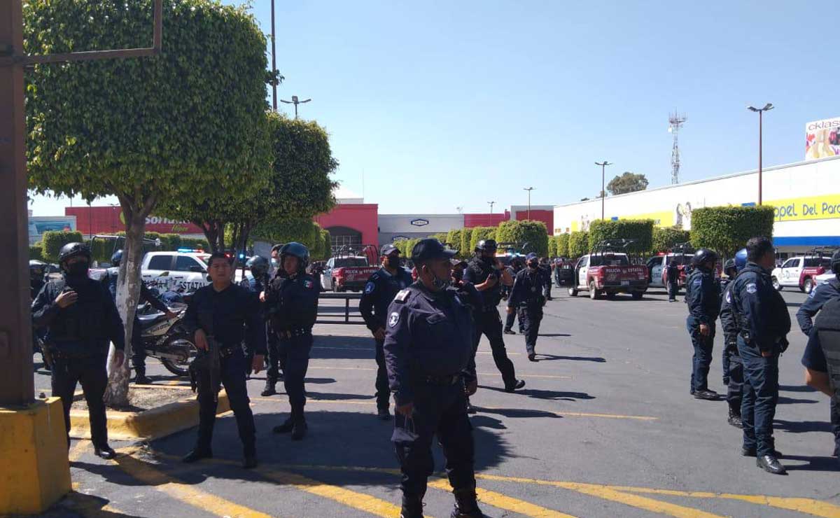 Balacera en el mercado Hidalgo. Se agarran polis y ambulantes