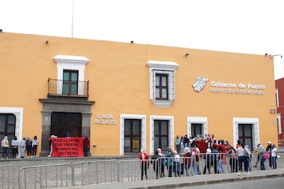 Irrumpen normalistas en Casa Aguayo y son desalojados por la Policía Estatal 