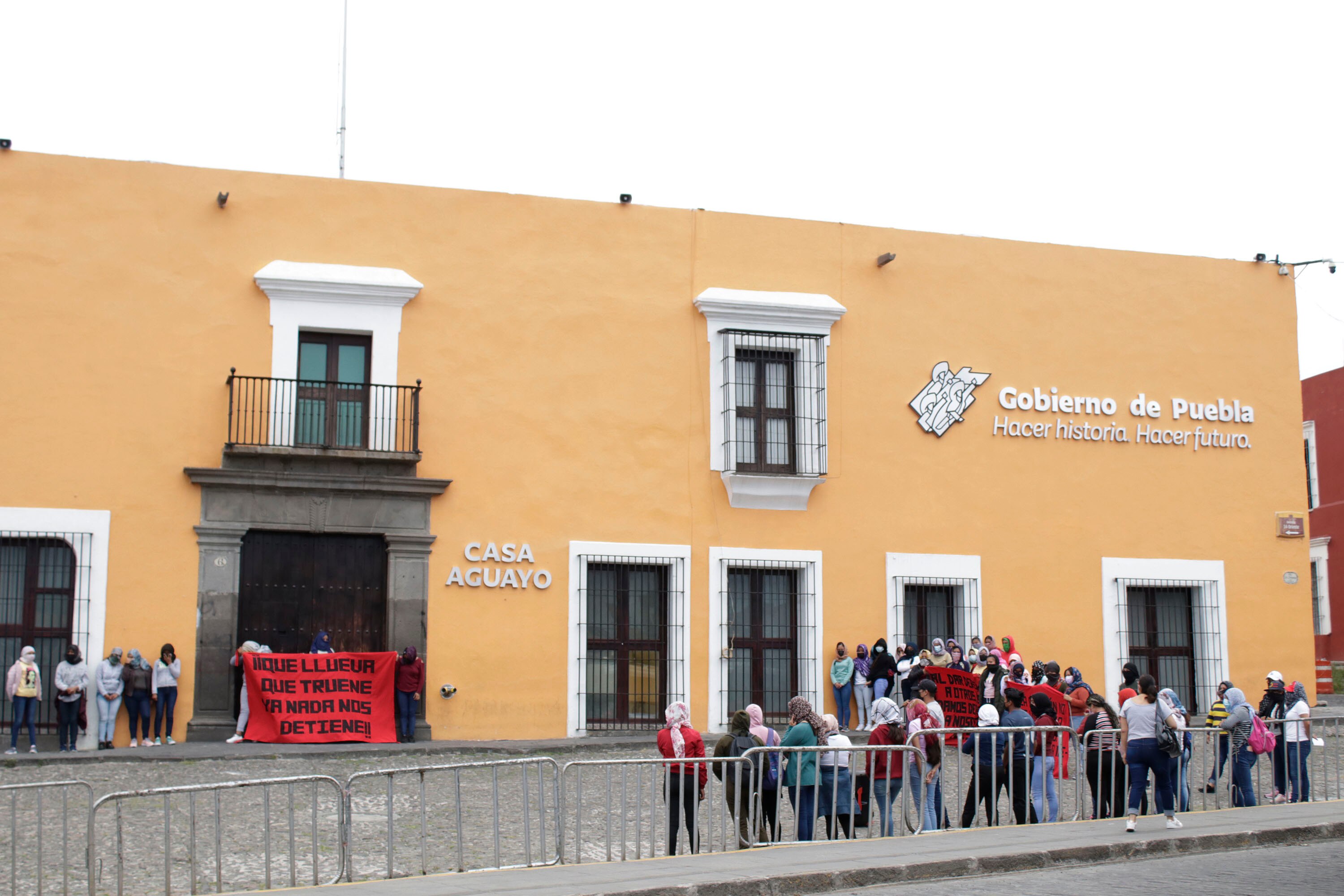 Irrumpen normalistas en Casa Aguayo y son desalojados por la Policía Estatal