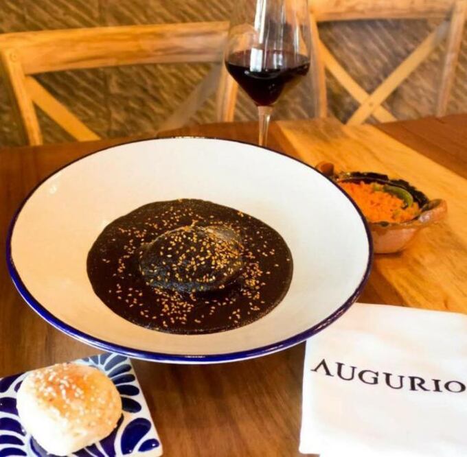 El tradicional mole poblano, uno de los platillos estrella del menú de Augurio. Fotos: Cortesía