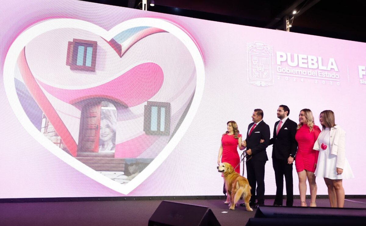 Ceci Arellano rindió protesta como presidenta honoraria del Patronato del Sistema Estatal para el Desarrollo Integral de la Familia (SEDIF), ante cientos de poblanas y poblanos I Foto: Gobierno del Estado