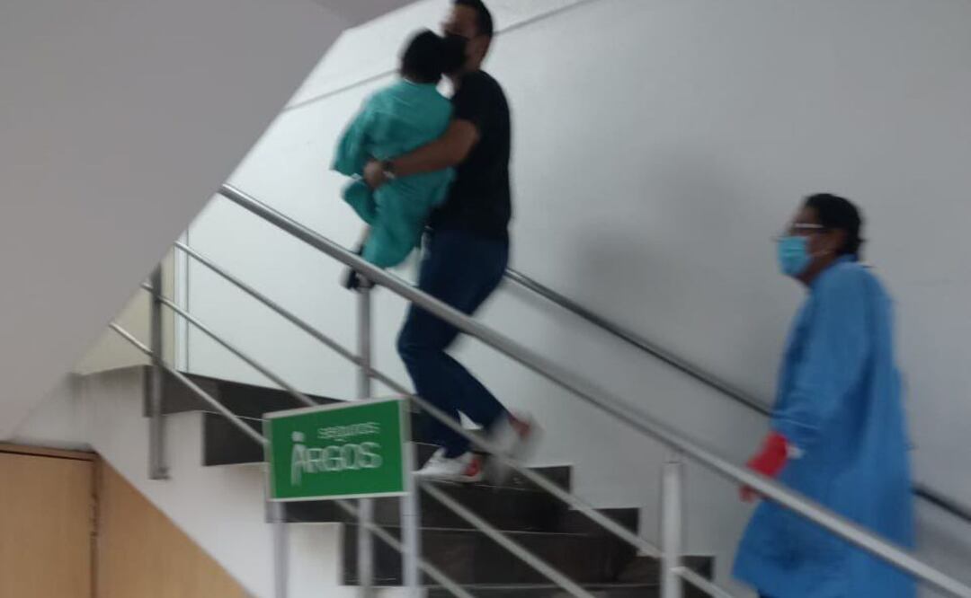 En distintos momentos, los elevadores de los hospitales del IMSS han dejado de funcionar | Foto: Twitter Genoveva Huerta