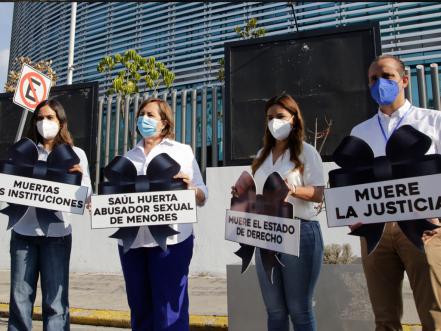 Dan por 'muerta' a la FGE por ignorar denuncias contra Saúl Huerta