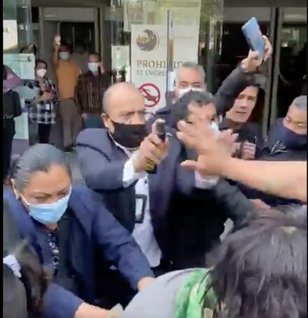 Graban a empleado de Fiscalía lanzando gas lacrimógeno a manifestantes