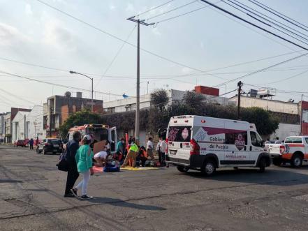 Vuelca microbús en la Azcárate, hay once pasajeros lesionados