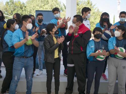 Entrega Lilia Cedillo cancha y equipo deportivo en la preparatoria Enrique Cabrera