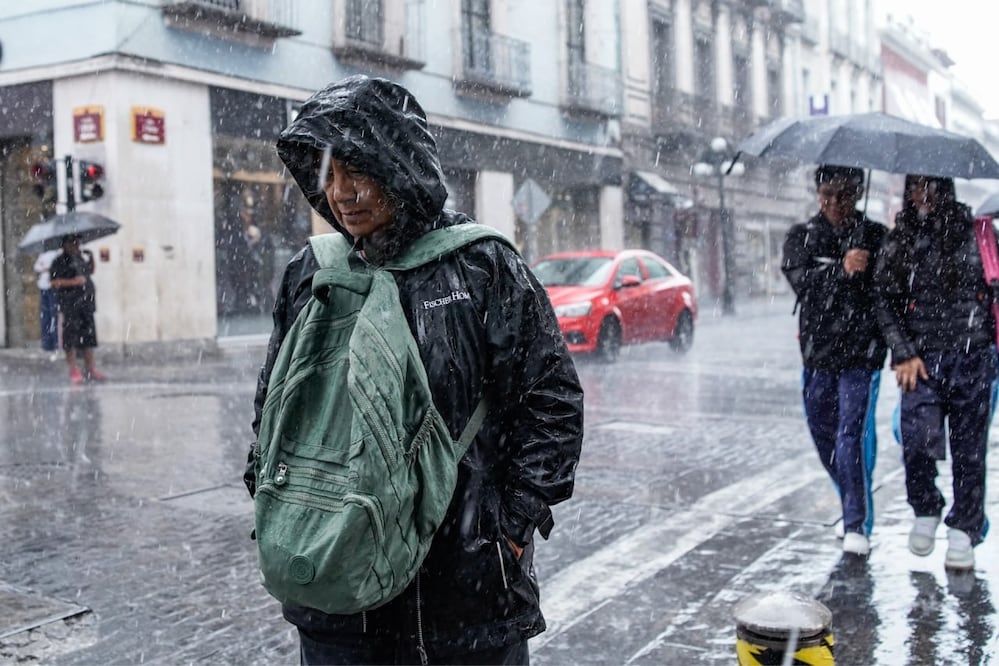La intensa lluvia y granizada provocaron afectaciones en distintos puntos de la ciudad de Puebla | Foto: EsImagen