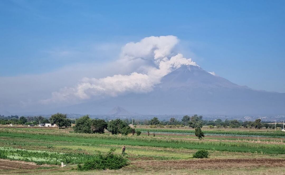 Pese a que el volcán Popocatépetl disminuyo su actividad, se mantiene en Amarillo Fase 2 del Semáforo de Alerta Volcánica | Foto: Agencia Es Imagen para El Universal Puebla