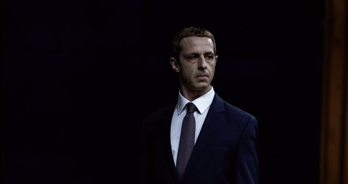 Jeremy Strong interpreta una versión más oscura, seria y ejecutiva de Mark Zuckerberg, en comparación con la versión de Jesse Eisenberg en 2010 | Foto: Columbia Pictures