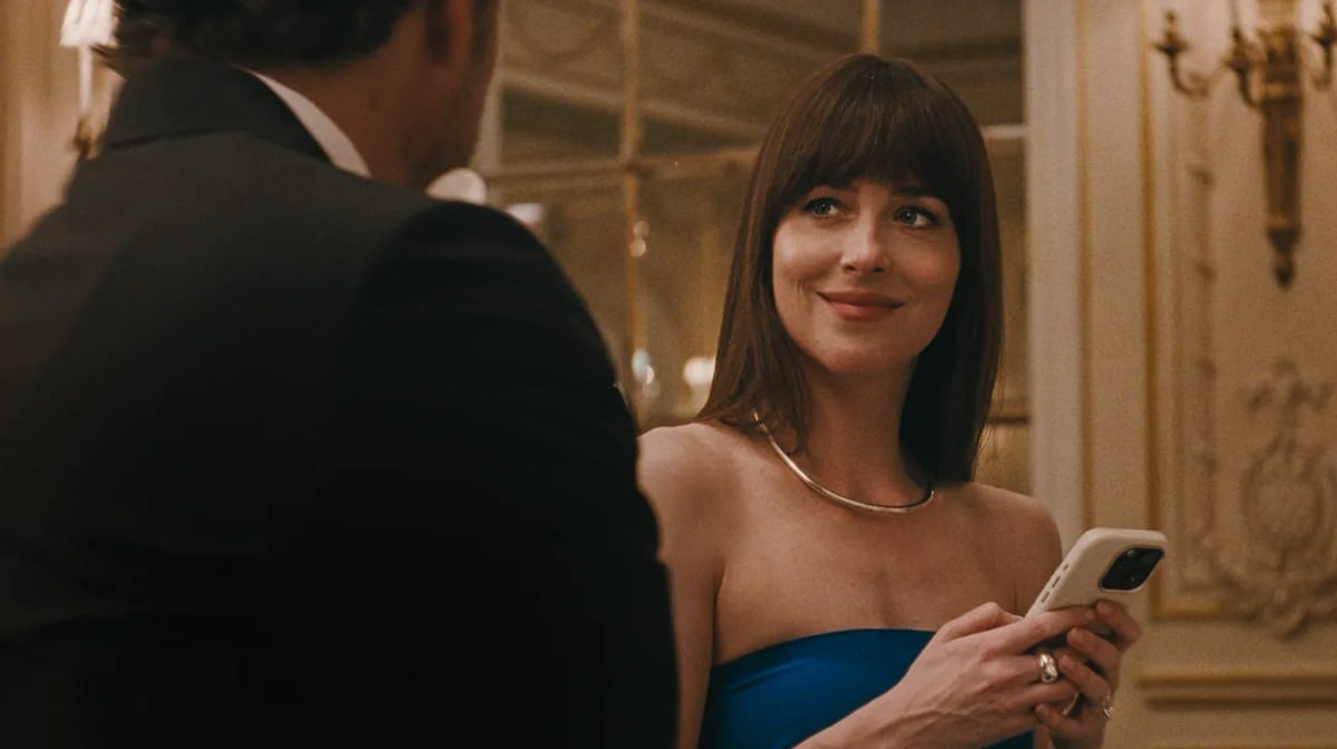 Dakota Johnson interpreta a Lucy, una casamentera moderna cuyo rol personifica al de las aplicaciones para citas, confrontándola con dilemas morales de gran relevancia atemporal | Foto: A24