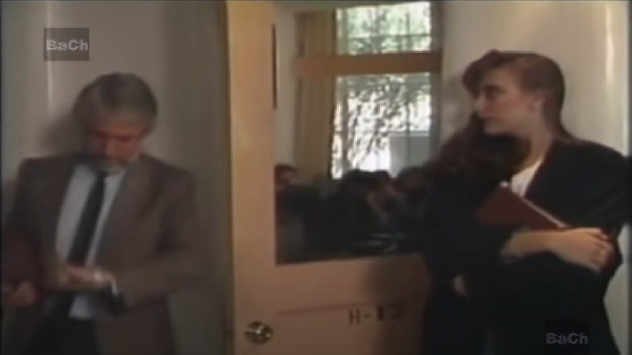 Este es el video producido por Luis de Llano en el que Sasha se enamora de un hombre mayor