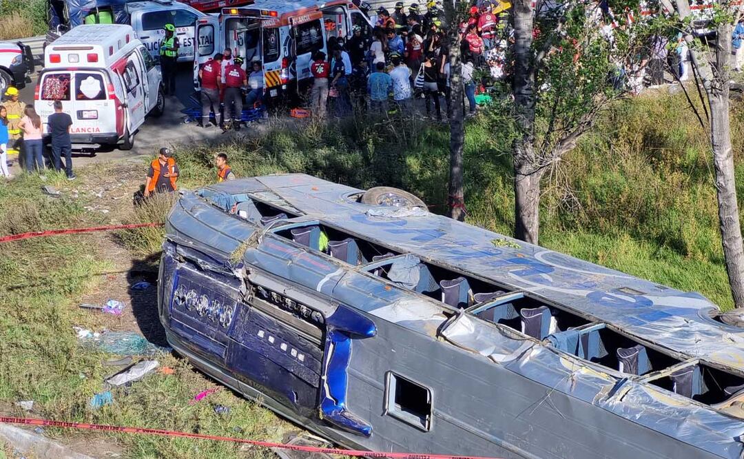 Un autobús con fanáticos de Harry Styles volcó a un costado del Periférico Ecológico | Foto: Agencia Es Imagen para El Universal Puebla