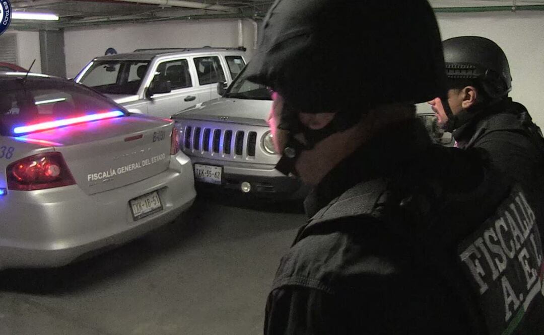 La Fiscalía de Puebla dio a conocer en rueda de prensa los resultados de cateos realizados en Izúcar de Matamoros por el ataque contra agentes ministeriales. | Foto: Twitter AEI Puebla