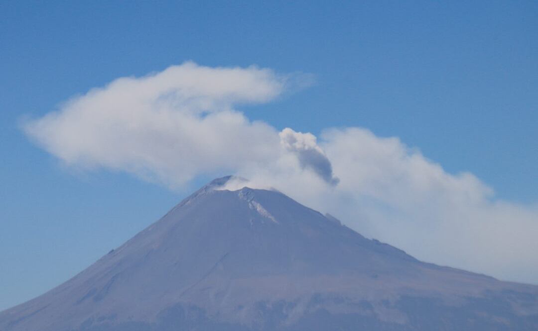 El volcán Popocatépetl emitió una fumarola que provocó la caída de ceniza en las zonas norte y oriente de la ciudad de Puebla | FOTO: Agencia Es Imagen para El Universal Puebla