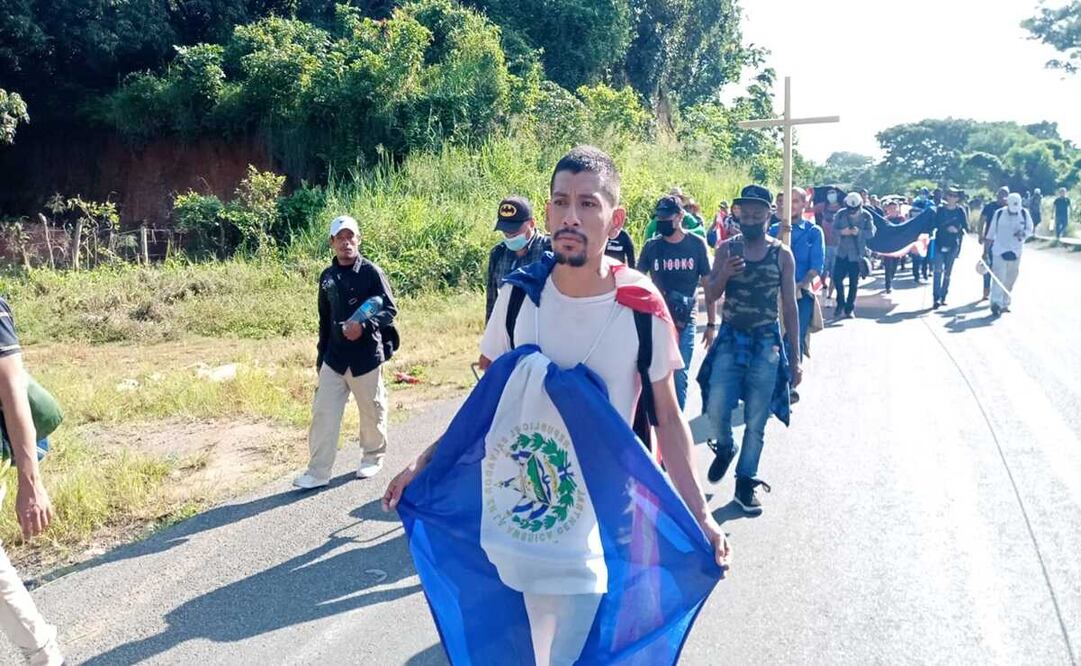 Caravana migrante avanza de Tapachula, Chiapas a la Ciudad de México