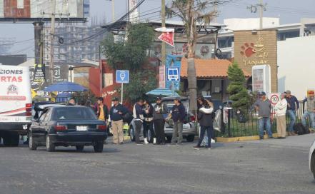 Así operan los taxis piratas del Periférico Ecológico  